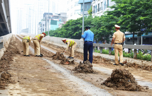 Sau một đêm, đường dẫn lên Vành đai 3 trên cao "ngập" bùn