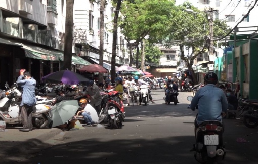 Clip: Hàng quán ngang nhiên lấn chiếm vỉa hè, người đi bộ phải xuống lòng đường