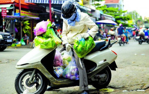 Túi ni-lông khó phân hủy vẫn tràn ngập chợ