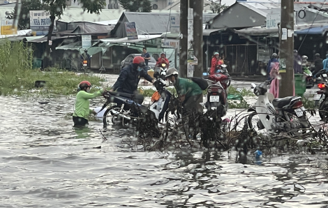 Xe cộ “bơi” trên QL1A đoạn khu công nghiệp Hoà Phú - Vĩnh Long, TPHCM xuất hiện mưa đá