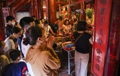 Hà Nội: Sĩ tử đến Văn Miếu - Quốc Tử Giám cầu may trước kì thi vào lớp 10