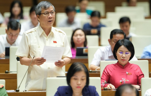 Cơn bão Việt Á lôi ra ánh sáng những cán bộ y tế “xà xẻo”, "chấm mút"