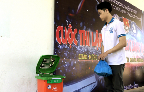 Sinh viên chế tạo thùng rác thông minh