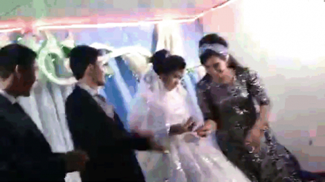 Uzbekistan: Cô dâu, chú rể chiến nhau tới tấp trong lễ cưới