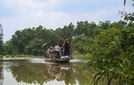 Hà Nội: Bãi giữa sông Hồng ngập sâu, người dân dùng đò di chuyển