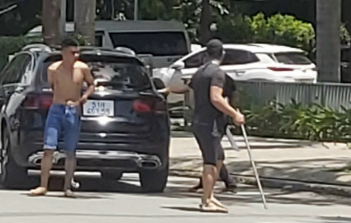 Va chạm giao thông, nhóm người xịt hơi cay, đuổi chém náo loạn trên đường