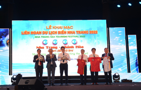 Ông Park Hang-Seo dự lễ khai mạc Liên hoan Du lịch biển Nha Trang 2022