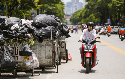 Rác thải bủa vây đường phố Hà Nội