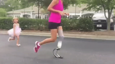 Chạy marathon 104 ngày liên tiếp, nữ vận động viên bị mất 1 chân phá kỷ lục thế giới