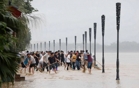 Trung Quốc: Hàng triệu người di tản vì mưa lũ, nắng nóng và lốc xoáy