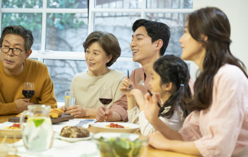 Ngoài mặt anh "diễn" vẻ thân tình, nhưng ngấm ngầm coi khinh gia đình tôi