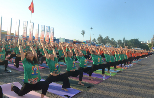 Hơn 1.200 người tham gia đồng diễn yoga tại phố biển Nha Trang