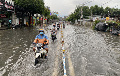 Mưa lớn, đường phố TPHCM lại biến thành sông