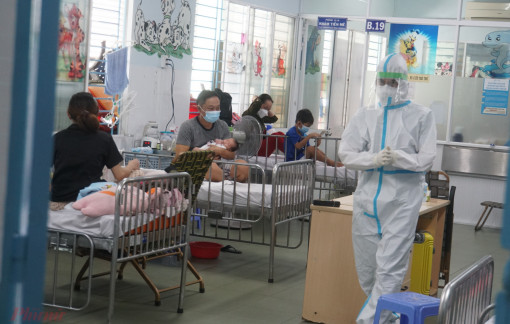 Trẻ mắc COVID-19 sốt kéo dài sẽ dễ trở nặng?