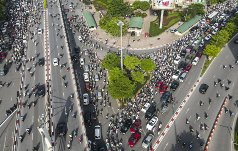 Hà Nội: Nút giao Ngã Tư Sở thông thoáng trong ngày đầu tuần phân luồng lại giao thông