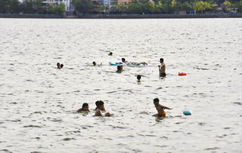 Hà Nội: Nắng nóng đỉnh điểm, Hồ Tây trở thành bãi tắm công cộng