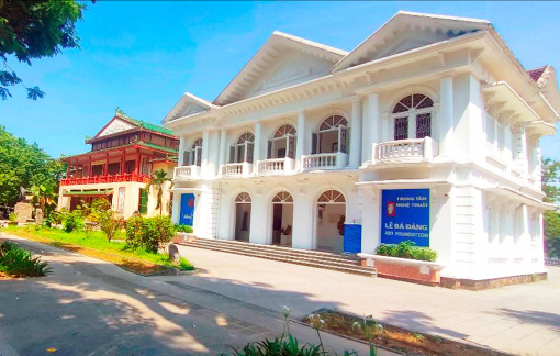 Giấc mơ Huế nhìn từ chuyện dỡ bỏ tường rào