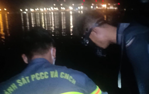 Thiếu nữ 16 tuổi mất tích nghi rơi sà lan lúc mưa, dông