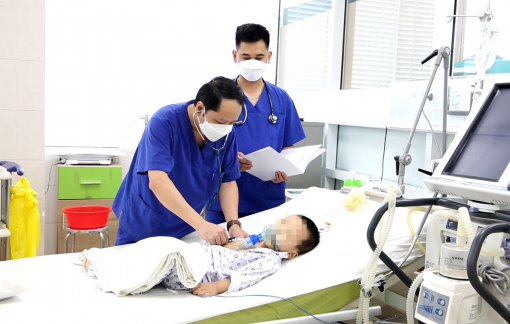 Bé trai 32 tháng tuổi khó thở, tím tái vì hóc dị vật nhưng cha mẹ không hay biết