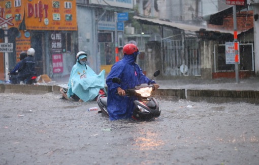 Mưa cực lớn tại TPHCM, nhiều tuyến đường mênh mông nước