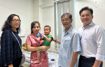 Hội Bảo trợ Bệnh nhân nghèo TPHCM và gia đình cô Bảy Huệ hỗ trợ bệnh nhi mổ tim