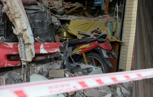 TPHCM: Xe container lao vào tiệm vàng, tất cả tủ vàng bể thành mảnh vụn