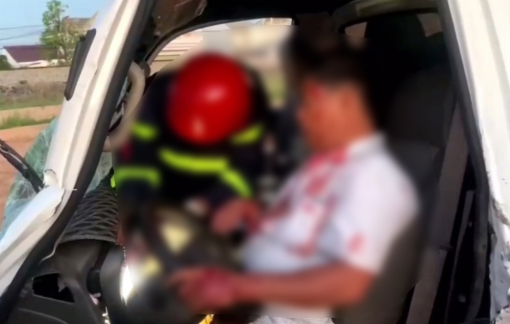 Nghẹt thở giây phút giải cứu tài xế xe tải kẹt cứng trên ca bin