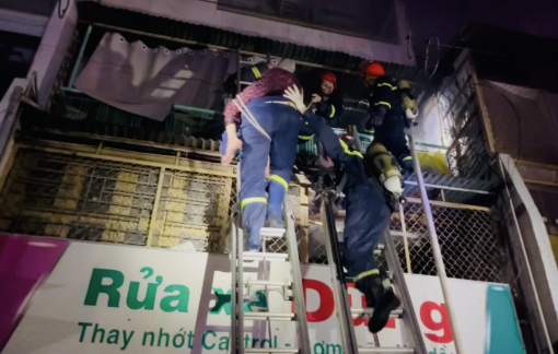 Giải cứu cụ bà 85 tuổi cùng cô gái trong căn nhà bốc cháy dữ dội ở quận 3