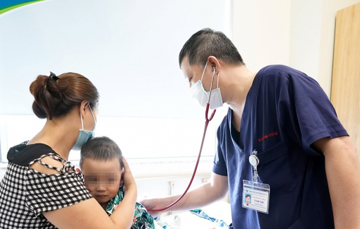 Bé trai co giật, sùi bọt mép hồng sau khi tiêm kháng sinh trị ho