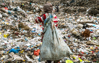 Hiểm họa rác thải đe dọa sức khỏe lao động nữ