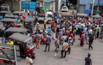 Sri Lanka cạn xăng và dầu diesel, đóng cửa trường học