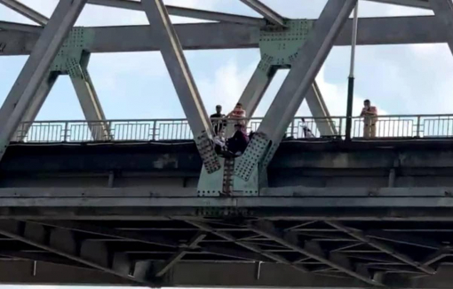 CSGT kịp thời cứu người phụ nữ định nhảy cầu tự tử