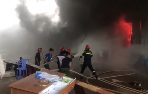 Lửa thiêu rụi kho chứa điều gây thiệt hại 3 tỷ đồng