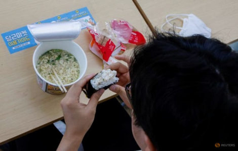Hàn Quốc: Nhân viên văn phòng chọn bữa trưa trong cửa hàng tiện lợi vì bão giá
