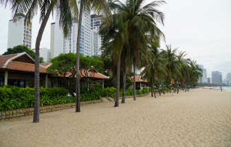 Khu nghỉ mát chắn biển ở Nha Trang dừng đón khách, trả lại bãi biển