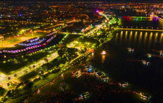 Sông Hương rực sáng trong đêm lê hội hoa đăng