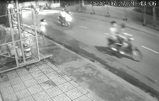 Bé gái 10 tuổi chạy bộ, đuổi theo 2 tên cướp giật điện thoại