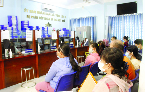 Dân đông, cán bộ xã phường ở TP.HCM làm không xuể việc