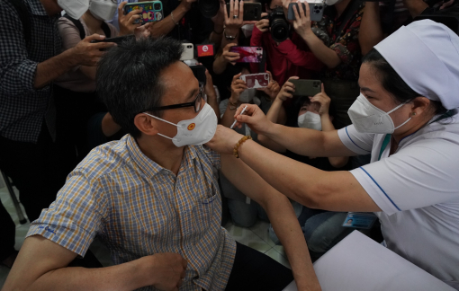 Phó thủ tướng Vũ Đức Đam tiêm vắc xin COVID-19 mũi 4 tại TPHCM