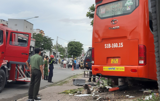 Xe khách tông vào quán cà phê, 5 người thương vong