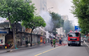 Cửa hàng bán tranh ở trung tâm Sài Gòn bốc cháy dữ dội