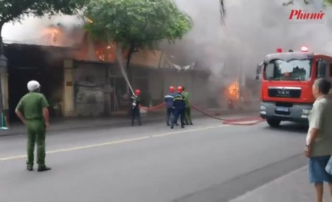 Cửa hàng tranh ở quận trung tam Sài Gòn bốc cháy dữ dội