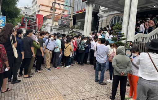 Người dân TPHCM ùn ùn đi làm hộ chiếu theo mẫu mới