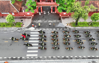 Kỵ binh trên đường phố Huế
