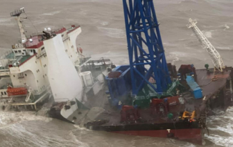 Bão Chaba đánh gãy tàu Trung Quốc, hơn 20 thủy thủ mất tích