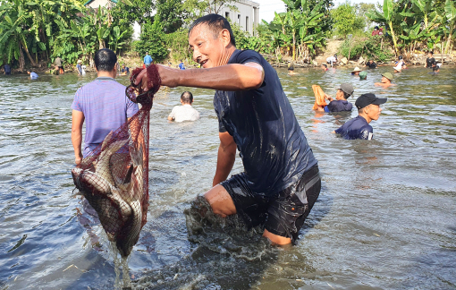 Bỏ 200.000 đồng, “nơm thủ” bắt bao nhiêu cá tùy thích