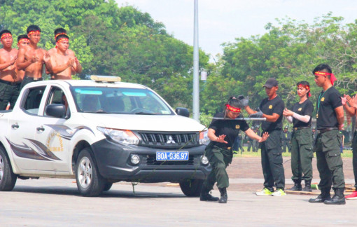 Nữ cảnh sát đặc nhiệm kéo ô tô với mã tấu mắc trên cổ