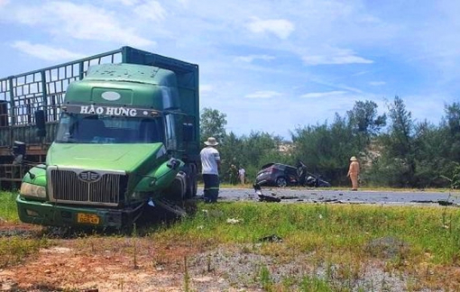 Xe 7 chỗ đấu đầu xe đầu kéo ở Quảng Bình, 3 người trong 1 gia đình tử vong
