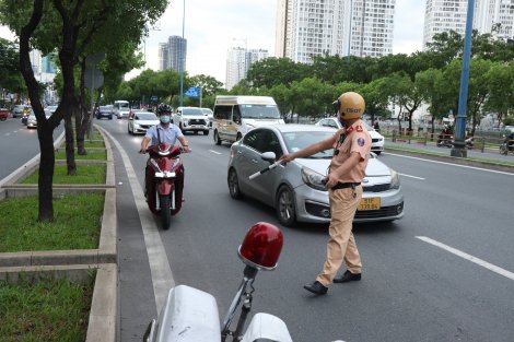 Nhiều thanh niên "lái lụa", thông chốt CSGT