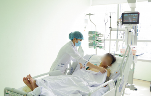 Thiếu niên 16 tuổi nguy kịch vì áo mưa cuốn vào xe máy